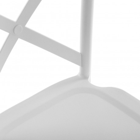 WHITE CHAIR