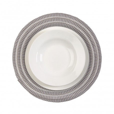 BEIGE AND WHITE ROUND PLACEMAT