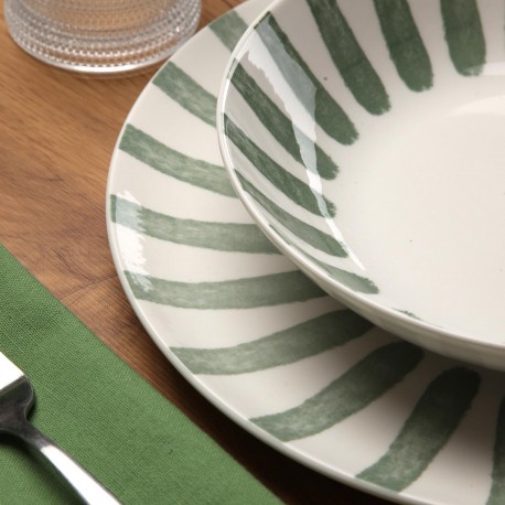 18-PIECE GREEN JUNGLE DINNER SET