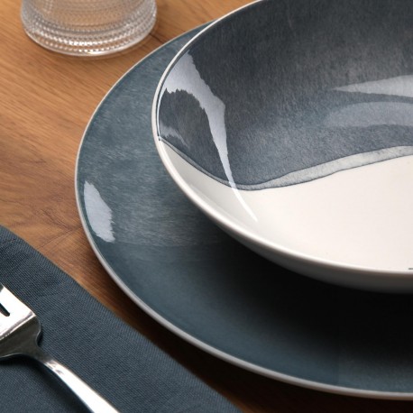 18-PIECE BLUE PICNIC DINNER SET