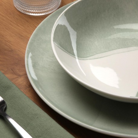 18-PIECE GREEN PICNIC DINNER SET